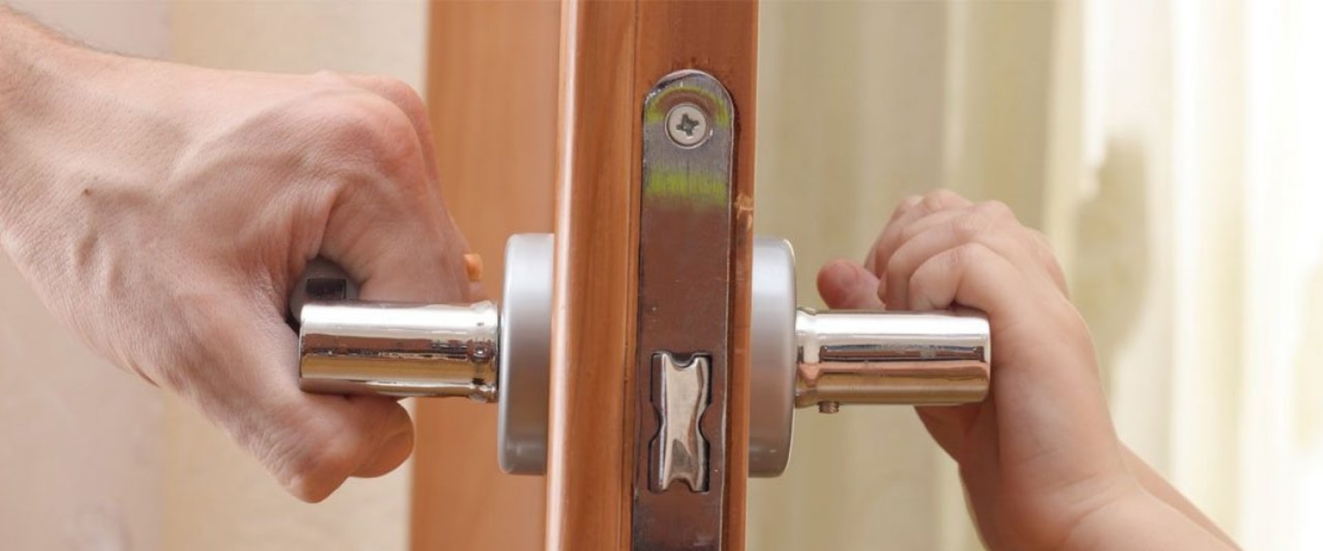 Do Locksmiths Replace Door Handles?