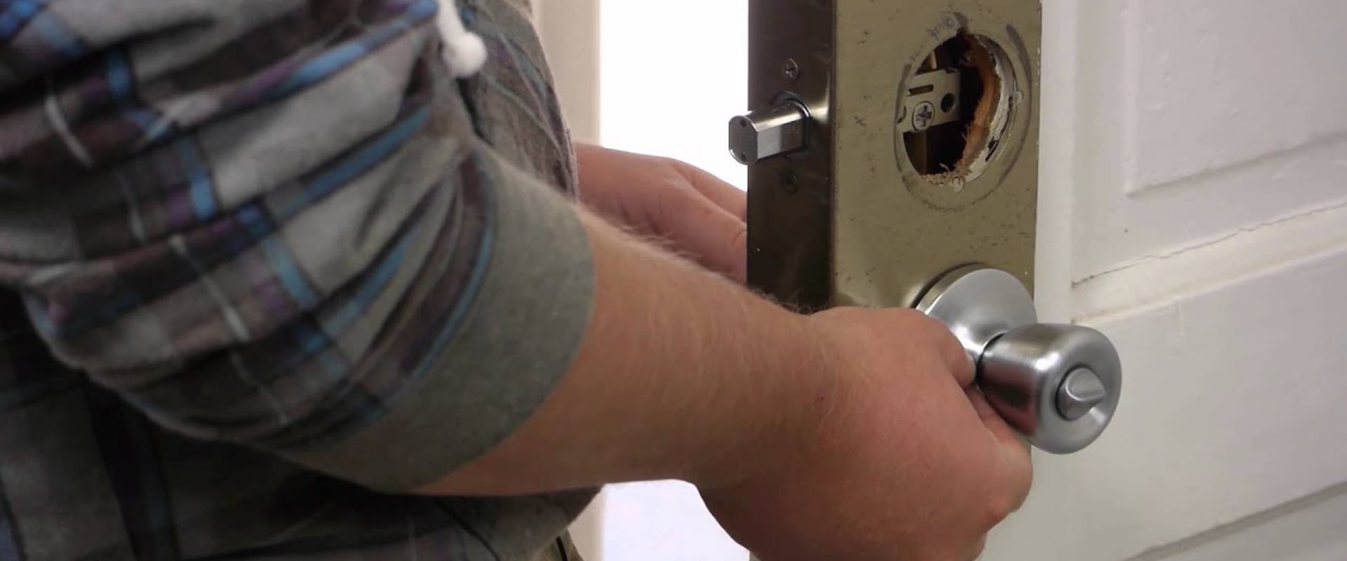 Do Locksmiths Change Door Handles? An Expert's Guide